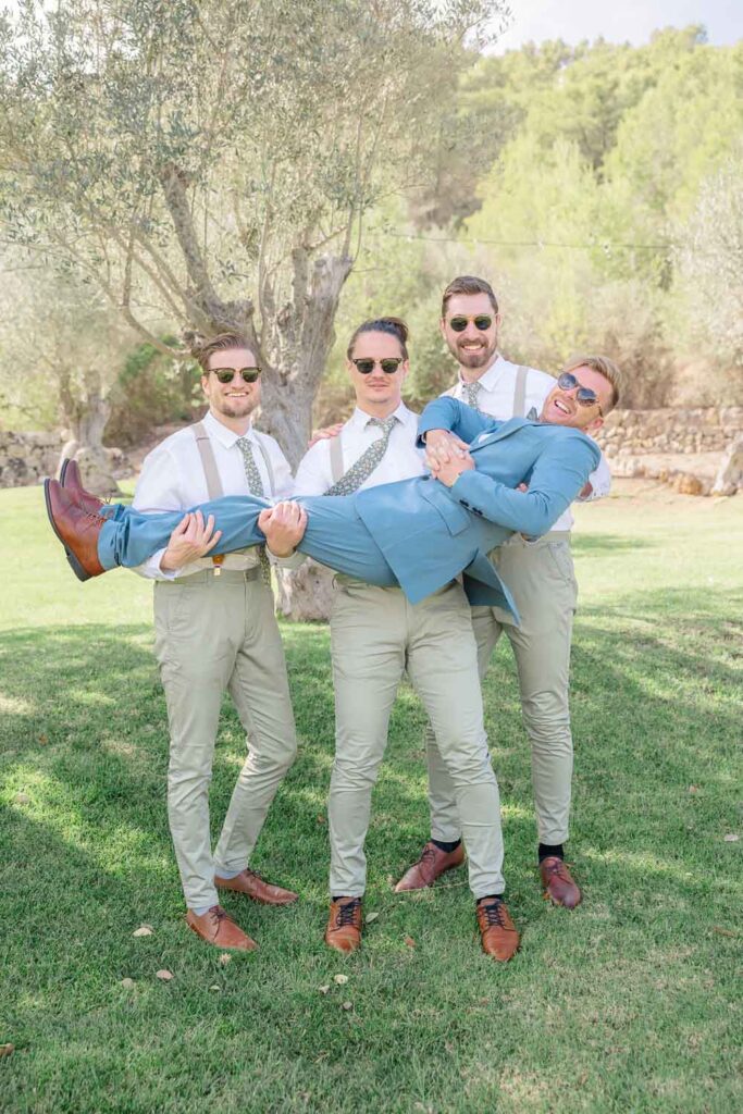 fun groomsmen photo